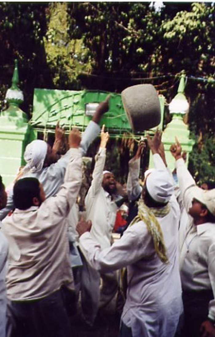 levitating-stone-india-mysterious