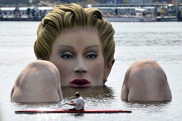 Bizarre-gigantic-sculpture-in-lake-1