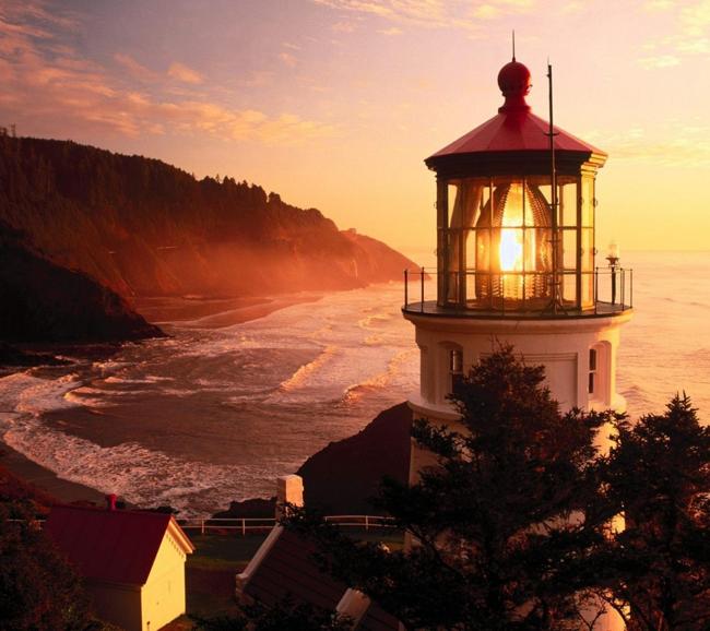 These 23 Gorgeous Lighthouses Make For The Perfect Kissing Spots