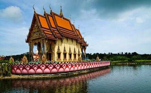 a pagoda in koh samui island1