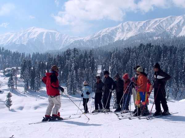 skiing snow in gulmarg draws tourists